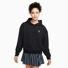 Load image into Gallery viewer, NikeCourt Dri-FIT Flc Heritage Wmns Tennis Hoodie - BLACK 010/L
 - 1